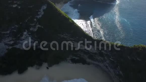 巴厘岛海岸上的一座大山热带岛屿色彩斑斓视频的预览图