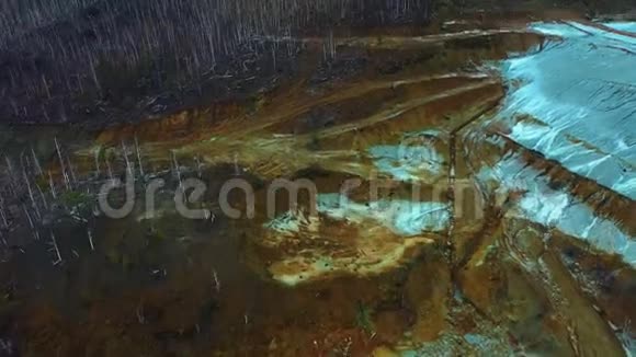 露天矿的空中景色特豪特尾矿坝有毒泄漏由铜和视频的预览图