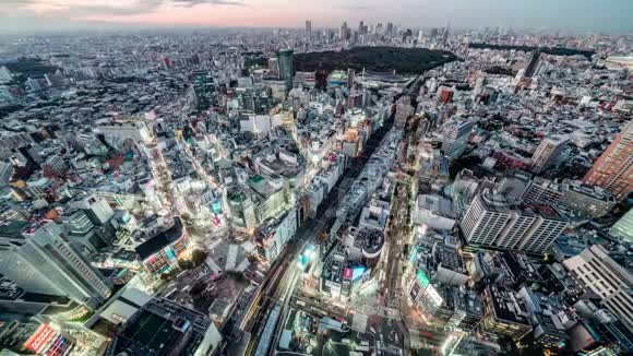 日本东京2019年11月5日东京城市景观Shibuya乱渡和汽车交通运输白天到晚上的时间间隔视频的预览图