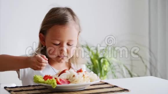 一个小女孩在家吃意大利面视频的预览图