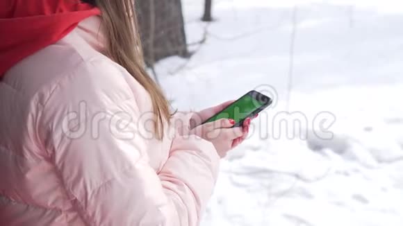 一个女孩拿着绿色屏幕的手机翻页视频的预览图