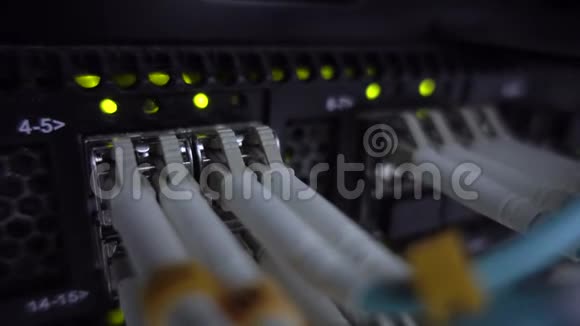 光缆特写在服务器机架上闪烁LED数据机机架视频的预览图