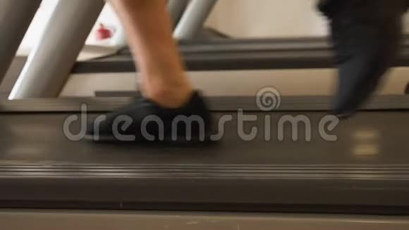 脚在跑步机上跑步特写滑动相机视频的预览图