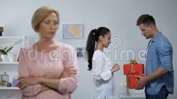 失望的岳母看着她的儿子向妻子赠送礼物嫉妒视频的预览图