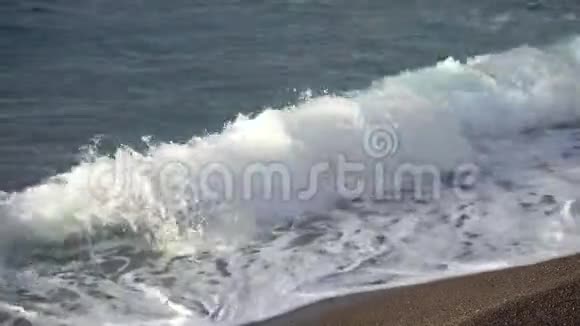 美丽的海洋飞溅波在波西塔诺海滩海景自然它视频的预览图