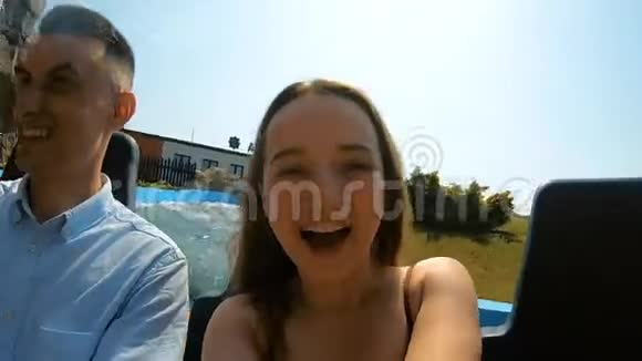 一对情侣在游乐园里滑水夏日心情旅游女孩和男人微笑笑视频的预览图