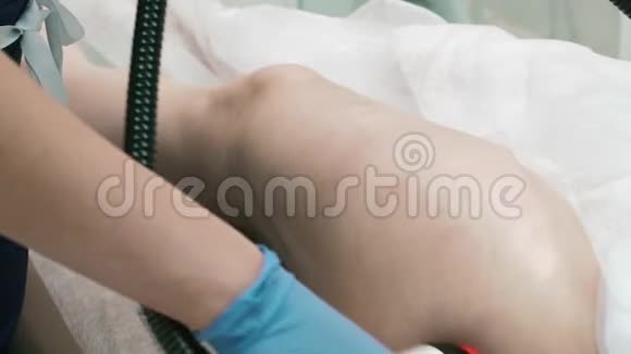 一家美容院做客户腿部按摩的特写大师视频的预览图