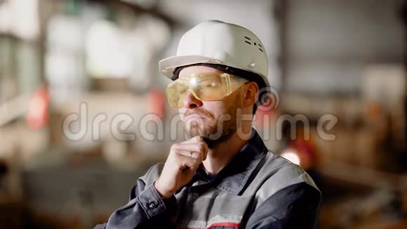 成年建筑工人戴防护头盔的肖像一个人享受高质量的建筑过程视频的预览图