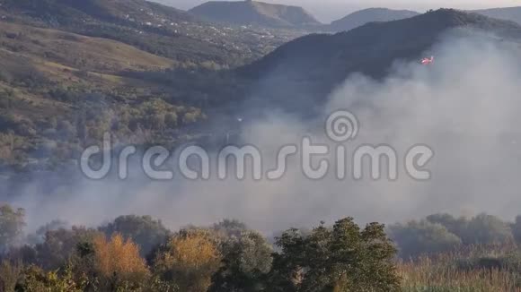 消防部门直升机在拯救自然4k紧急视频的预览图