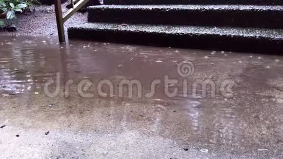 大雨打在铺好的楼梯上视频的预览图