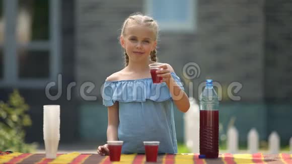 卖草莓柠檬水的漂亮女孩卖饮料赚零用钱视频的预览图