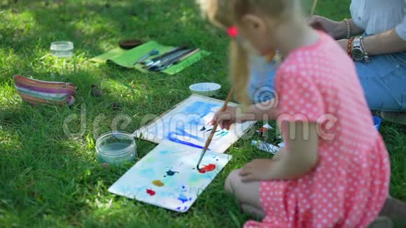 小女孩绘画用画笔混合颜色视频的预览图
