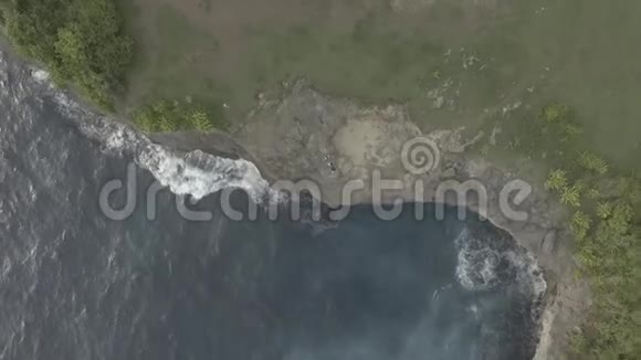 在巴厘岛的海洋海湾上人们站在那里热带岛屿视频的预览图