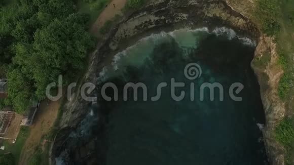 在巴厘岛美丽的小海湾上俯瞰美景周围有巨大的悬崖视频的预览图