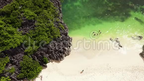 游客在海滩上放松卡拉莫尼群岛菲律宾马图卡德南加马林人带白色沙质的热带岛屿视频的预览图