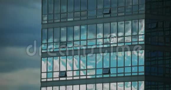 纽约摩天大楼上空云层的时间流逝4k视频的预览图
