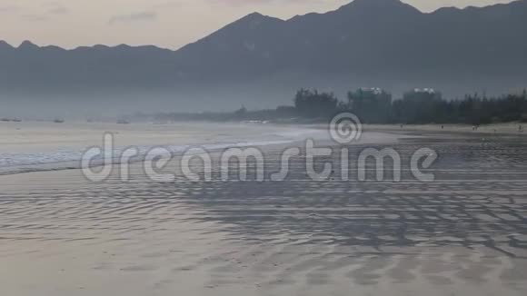 清晨海面上五彩缤纷的黎明视频的预览图