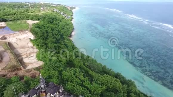 巴厘岛海岸线的空中拍摄悬崖顶部有一座古老的寺庙视频的预览图