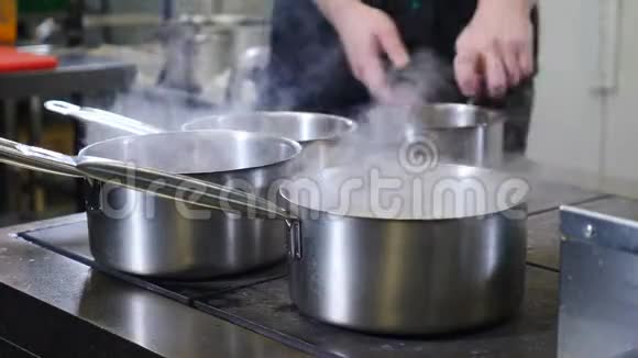 餐厅厨房录像在巨大的炉子上煮锅工作人员忙得不可开交热水中的白蒸汽厨师视频的预览图