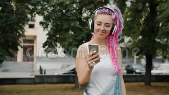 使用智能手机在公园户外跳舞的快乐嬉皮士视频的预览图