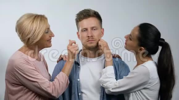 母亲和妻子羡慕成熟的男人捏着脸颊过度保护视频的预览图