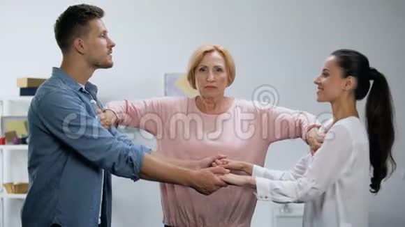 婆婆推着年轻男女牵着手干涉家庭视频的预览图