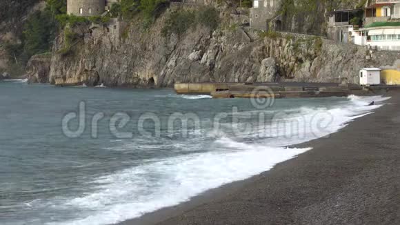 美丽的海洋飞溅波在波西塔诺海滩海景自然它视频的预览图