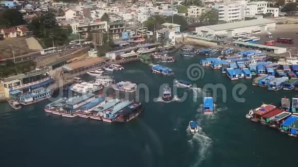 从鸟瞰货船进入世界上最繁忙的港口之一新加坡视频的预览图