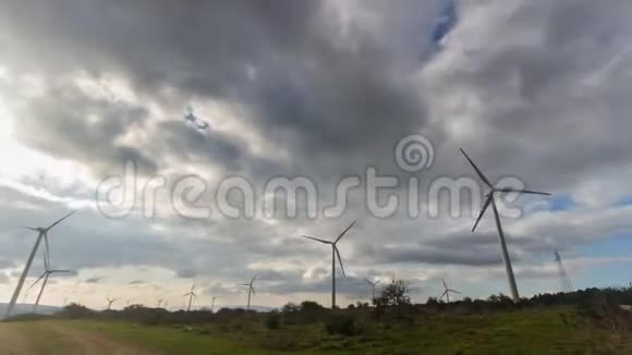一个巨大的风力涡轮机从下到上的时间流逝背景是多云的天空视频的预览图