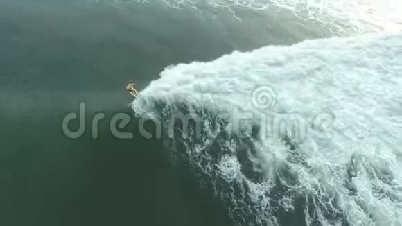 一个女人在海洋里冲浪的彩色镜头热带巨浪视频的预览图