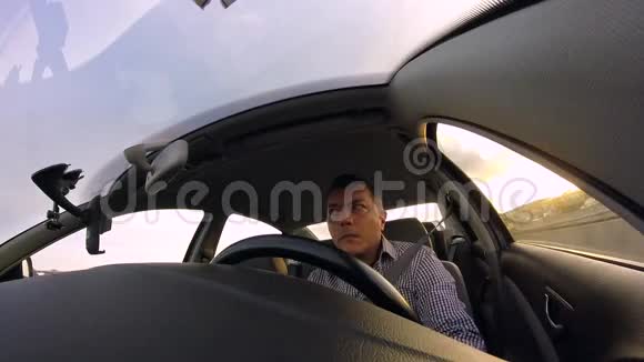 在高速公路上开车的年轻人视频的预览图