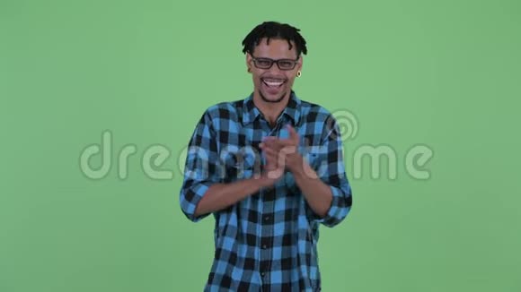 快乐的年轻非洲潮男拍手视频的预览图
