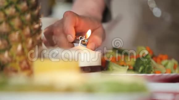 节日桌上的蜡烛视频的预览图