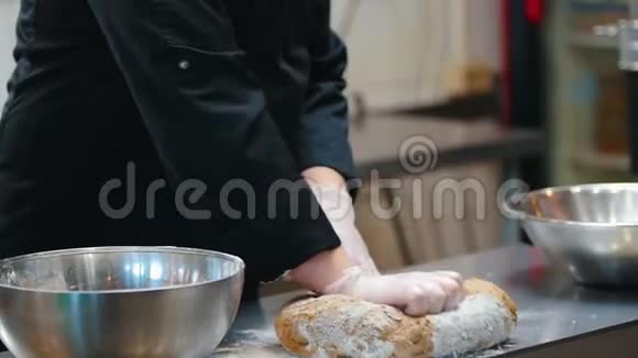 厨房厨师在台面上揉面团视频的预览图