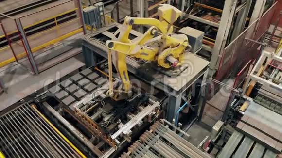现代机械臂准备运输砖块现代自动化工厂设备视频的预览图