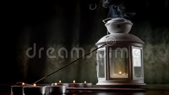 带有蜡烛的香气棒停止熏香中的运动烟雾视频的预览图