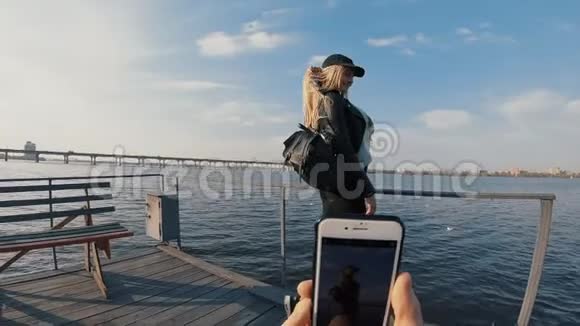 波夫在河边给一个女孩拍照视频的预览图