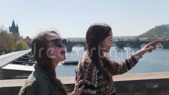 两位年轻的女游客在布拉格的桥上散步视频的预览图