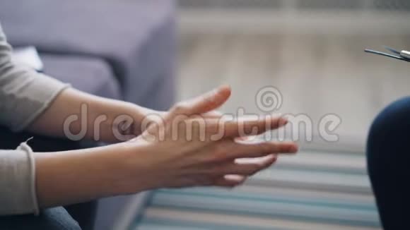 关闭女性手手里拿着纸巾心理学家在办公室里写笔记视频的预览图