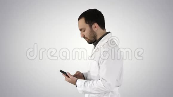 英俊的男性健康护理专业人员或医生或护士的特写肖像在梯度手机上发短信视频的预览图