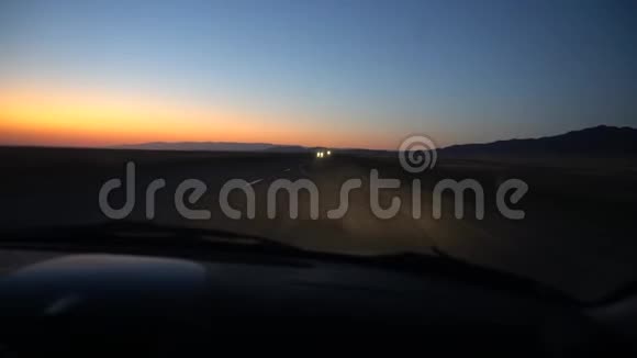 黎明时汽车在高速公路上行驶天空闪烁着橙色和蓝色视频的预览图