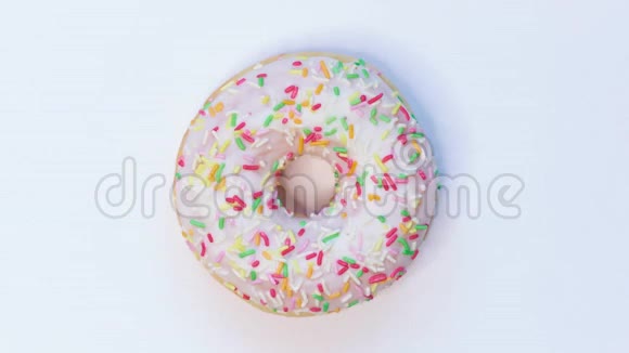 白色背景上隔离的各种甜甜圈的顶部视图停止播放视频视频的预览图