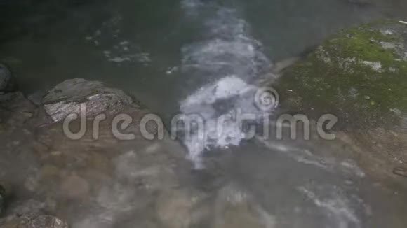 瀑布和溪流在岩石上视频的预览图