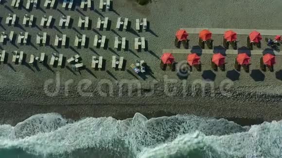 鸟瞰太阳伞矗立在卵石滩上海上度假和休息罗兹希腊视频的预览图