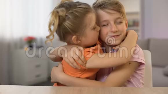 幸福的男孩和女孩拥抱兄弟姐妹亲密温柔的家庭关系视频的预览图