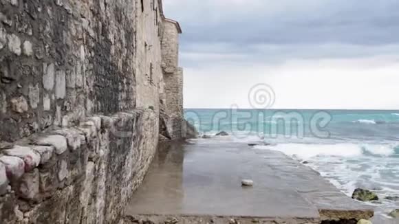 Steadicam在石壁上行走海浪拍打着岩石视频的预览图