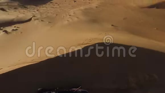 马车骑着沙子视频的预览图