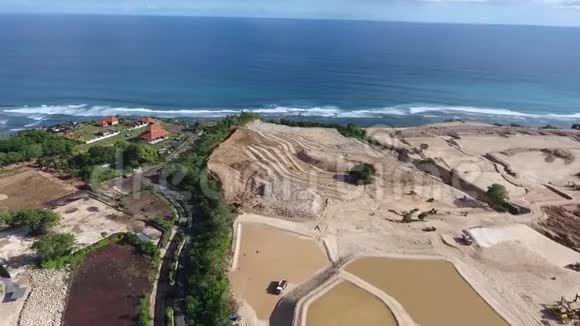 海浪拍慢镜头高尔夫球场建设巴厘岛视频的预览图