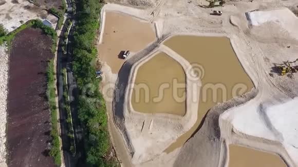 巴厘岛海岸和黄金球场建筑工地的无人机镜头视频的预览图