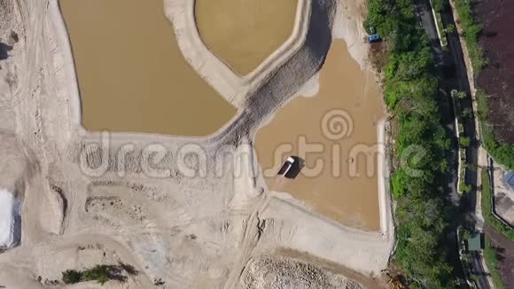 巴厘岛卡车正在驾驶高尔夫球场的建筑工地的俯视图视频的预览图